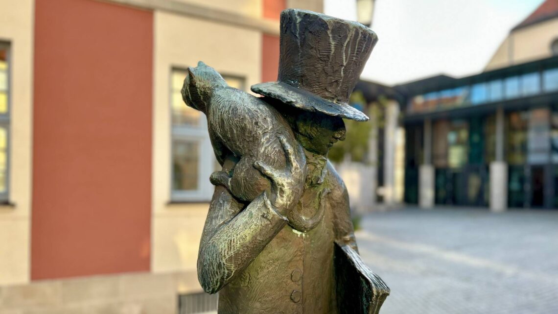 Das E.T.A.-Hoffmann-Denkmal am gleichnamigen
Platz vor dem Theater. Quelle: Pressestelle Stadt Bamberg, Anna Lienhardt