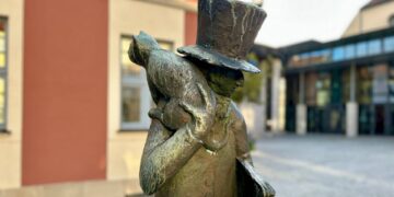 Das E.T.A.-Hoffmann-Denkmal am gleichnamigen
Platz vor dem Theater. Quelle: Pressestelle Stadt Bamberg, Anna Lienhardt