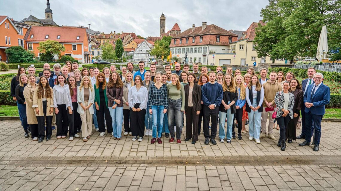 Bambergs Bürgermeister Jonas Glüsenkamp (2.v.r.) mit Landrat Johann Kalb (r.) und 45 neuen Lehramtsanwärterinnen und -anwärtern.
Quelle: Stadtarchiv Bamberg, Nadine Gumpert