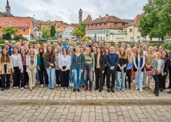 Schulstart in Bamberg mit neuem Personal 12 Bambergs Bürgermeister Jonas Glüsenkamp (2.v.r.) mit Landrat Johann Kalb (r.) und 45 neuen Lehramtsanwärterinnen und -anwärtern.
Quelle: Stadtarchiv Bamberg, Nadine Gumpert