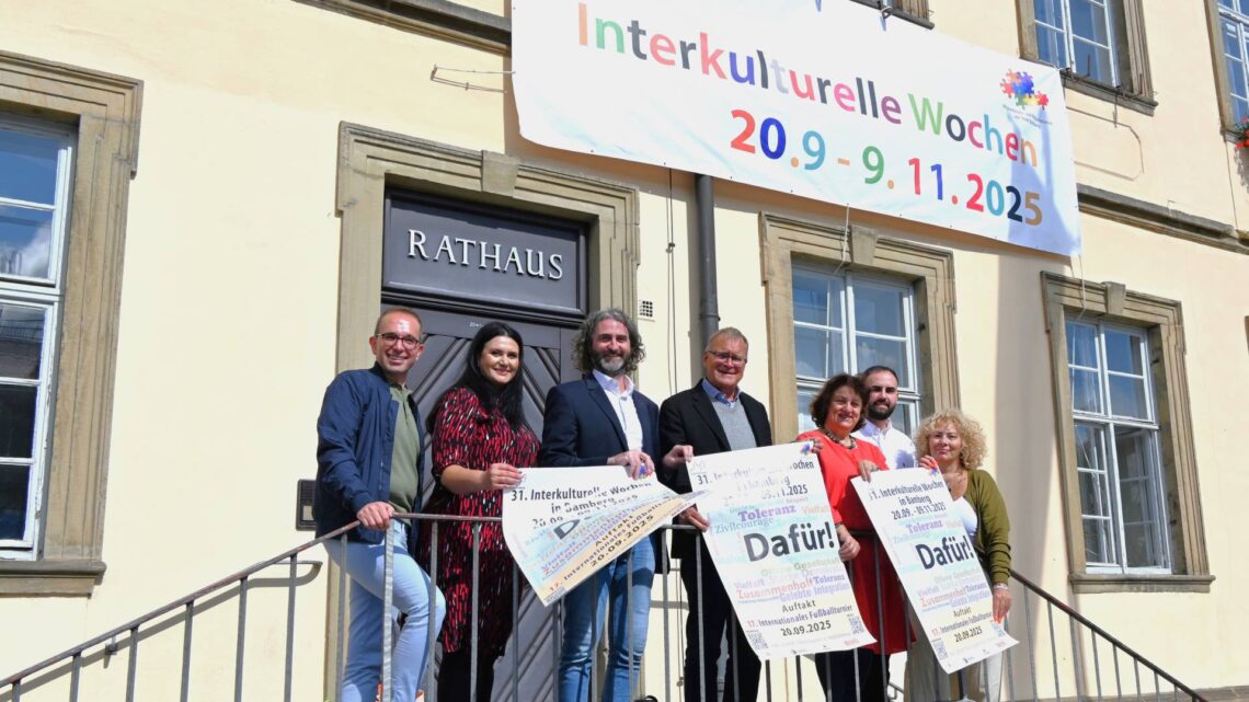 Interkulturelle Wochen in Bamberg starten mit Fußballturnier 10 Samer Rahhal (Amt für Inklusion/Koordinator
MiB-Geschäftsstelle, von links), Dr. Hadeel Hasan (Beiratsmitglied), Dr.
Marco Depietri (Vorsitzender des MiB), Oberbürgermeister Andreas
Starke, Mitra Sharifi-Neystanak (Vorsitzende des MiB), Kastriot Spahiu
(Beiratsmitglied) und Nuray Fidangül Bünül (stellvertretende
Vorsitzende) laden zu den 31. Interkulturellen Wochen ein. Quelle: Stadt Bamberg, Gerhard Beck