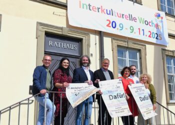 Samer Rahhal (Amt für Inklusion/Koordinator
MiB-Geschäftsstelle, von links), Dr. Hadeel Hasan (Beiratsmitglied), Dr.
Marco Depietri (Vorsitzender des MiB), Oberbürgermeister Andreas
Starke, Mitra Sharifi-Neystanak (Vorsitzende des MiB), Kastriot Spahiu
(Beiratsmitglied) und Nuray Fidangül Bünül (stellvertretende
Vorsitzende) laden zu den 31. Interkulturellen Wochen ein. Quelle: Stadt Bamberg, Gerhard Beck