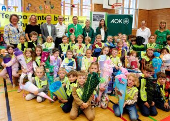 Werben zum Schulstart für mehr Schulwegsicherheit:
Stadtrat Christian Hader (hinten, 3. v.l.), in Vertretung für
Oberbürgermeister Andreas Starke, und die Beteiligten der
Martinschule, Polizei Bamberg-Stadt, Verkehrswacht Bamberg, AOK
Bamberg sowie vom Schulamt Bamberg. Quelle: Stadt Bamberg, Sonja Seufferth