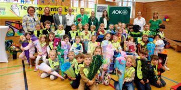 Werben zum Schulstart für mehr Schulwegsicherheit:
Stadtrat Christian Hader (hinten, 3. v.l.), in Vertretung für
Oberbürgermeister Andreas Starke, und die Beteiligten der
Martinschule, Polizei Bamberg-Stadt, Verkehrswacht Bamberg, AOK
Bamberg sowie vom Schulamt Bamberg. Quelle: Stadt Bamberg, Sonja Seufferth