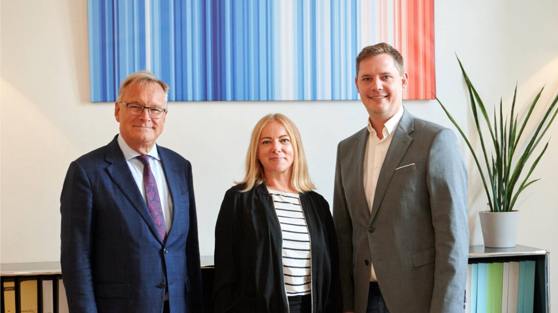 Oberbürgermeister Andreas Starke (links) und
Bürgermeister Jonas Glüsenkamp hießen die neue
Familienbeauftragte Tatjana Ohl im Rathaus Maxplatz willkommen. Quelle: Stadt Bamberg, Sonja Seufferth