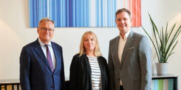 Oberbürgermeister Andreas Starke (links) und
Bürgermeister Jonas Glüsenkamp hießen die neue
Familienbeauftragte Tatjana Ohl im Rathaus Maxplatz willkommen. Quelle: Stadt Bamberg, Sonja Seufferth
