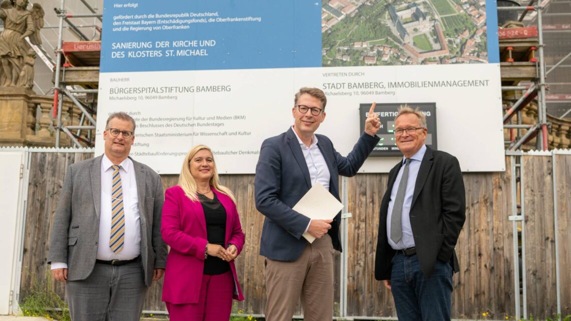 Übergabe des Förderbescheids für die Sanierung der Kapellen und
Epitaphe der Kirche St. Michael: (v.l.) Stiftungsreferent Bertram Felix,
Landtagsabgeordnete Melanie Huml, Staatsminister Markus Blume
und Oberbürgermeister Andreas Starke. Quelle: Bürgerspitalstiftung, Lara Müller
