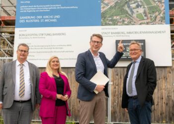 Übergabe des Förderbescheids für die Sanierung der Kapellen und
Epitaphe der Kirche St. Michael: (v.l.) Stiftungsreferent Bertram Felix,
Landtagsabgeordnete Melanie Huml, Staatsminister Markus Blume
und Oberbürgermeister Andreas Starke. Quelle: Bürgerspitalstiftung, Lara Müller