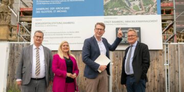 Übergabe des Förderbescheids für die Sanierung der Kapellen und
Epitaphe der Kirche St. Michael: (v.l.) Stiftungsreferent Bertram Felix,
Landtagsabgeordnete Melanie Huml, Staatsminister Markus Blume
und Oberbürgermeister Andreas Starke. Quelle: Bürgerspitalstiftung, Lara Müller