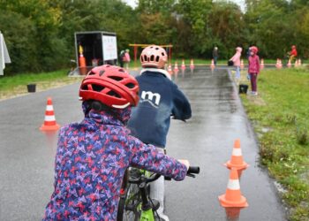: Beim Parcours demonstrieren die Kinder ihre Balance auf dem
Fahrrad. Quelle: Stadt Bamberg, Chiara Schmitt