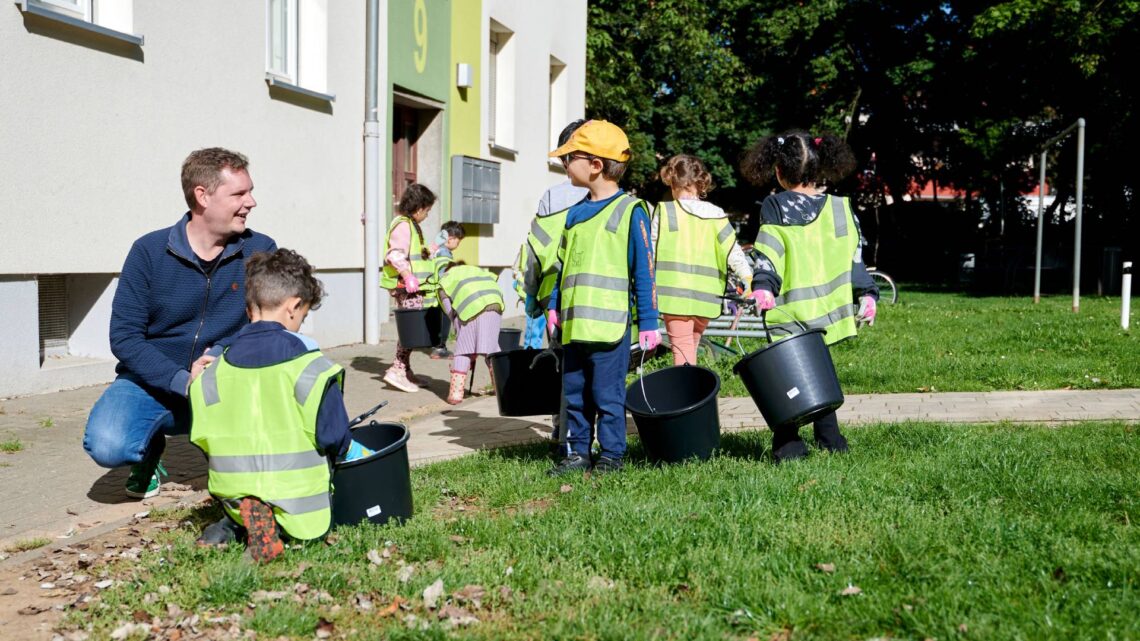 Bürgermeister Jonas Glüsenkamp begleitet die Mädchen und
Jungen des Kindergarten St. Gisela beim Müllsammeln.
Quelle: Stadt Bamberg, Sonja Seufferth