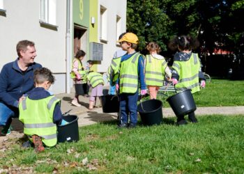 Bürgermeister Jonas Glüsenkamp begleitet die Mädchen und
Jungen des Kindergarten St. Gisela beim Müllsammeln.
Quelle: Stadt Bamberg, Sonja Seufferth