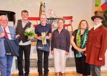 Die Akteure der vhs-Semestereröffnung (v.li.): Bürgermeister
Wolfgang Metzner, Komponist Jochen Neurath, Intendant John von
Düffel, vhs-Leiterin Dr. Anna Scherbaum, Kulturreferentin Ulrike
Siebenhaar und 'E.T.A. Hoffmann'. Quelle: Stadtarchiv Bamberg, Jürgen
Schraudner