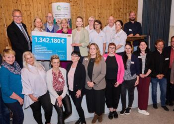 Bamberg startet Modellprojekt für die sorgende Stadtgesellschaft 16 Die Bayerische Staatsministerin für Gesundheit, Pflege und
Prävention, Judith Gerlach (oben, Vierte v. l.), und Oberfrankens
Regierungspräsident Florian Luderschmid (unten, Zweiter v. r.)
brachten Fördermittel für das Projekt 'Care im Quartier' mit.