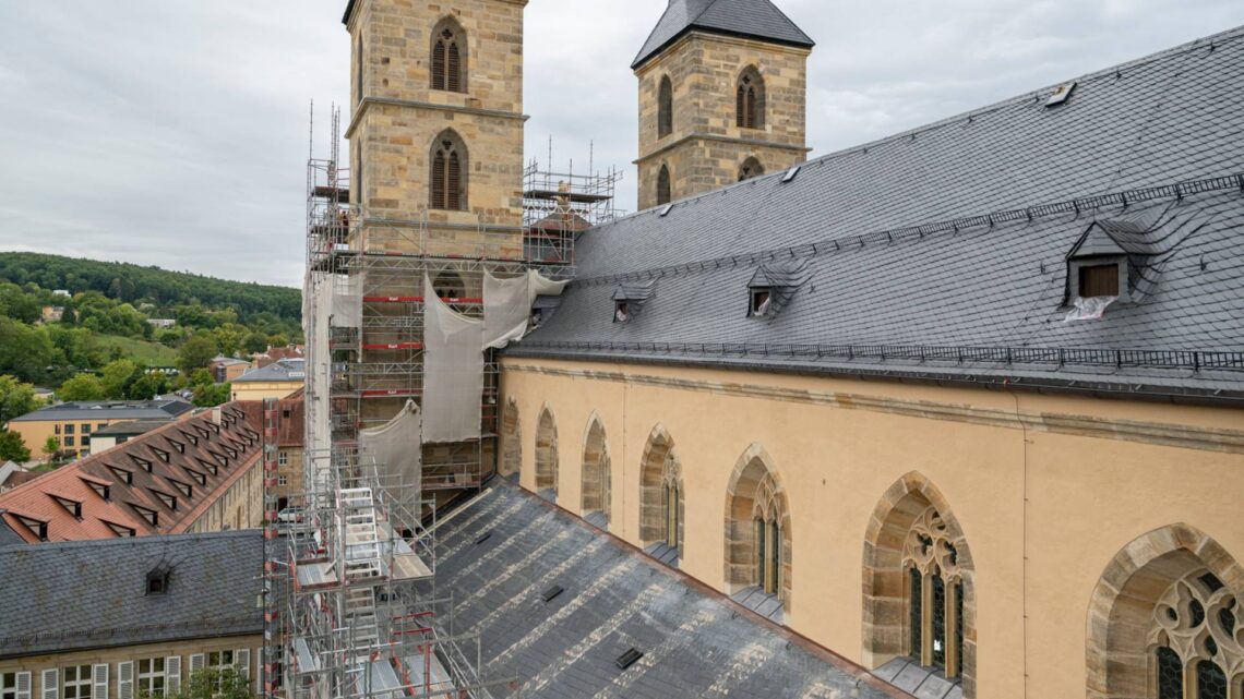 Die Abbauarbeiten am Gerüst von St. Michael sind im
vollen Gange. Quelle:  Bürgerspitalstiftung, Lara Müller
