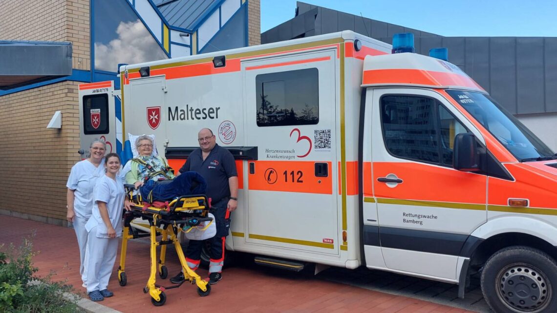 Das Team des Herzenswunschkrankenwagens holt Frau Voll von der Palliativstadion am Bamberger Klinikum ab. Quelle: Sandra Schnapp