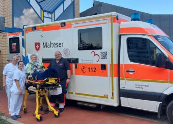 Das Team des Herzenswunschkrankenwagens holt Frau Voll von der Palliativstadion am Bamberger Klinikum ab. Quelle: Sandra Schnapp