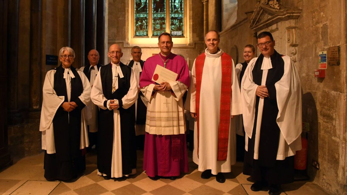 von links an zweiter Position der The Right Rev. Bishop Dr. Martin Warner (Bischof von Chichester) und an
äußerster rechter Position The Very Rev. Dr. Edward Dowler (The Dean of Chichester = Dekan des Kapitels an der Kathedrale) sowie Erzbischof Herwig Gössl (Mitte) und rechts davon Domkapitular
Prof. Elmar Koziel. Quelle: Russell Sach