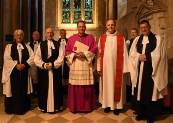 von links an zweiter Position der The Right Rev. Bishop Dr. Martin Warner (Bischof von Chichester) und an
äußerster rechter Position The Very Rev. Dr. Edward Dowler (The Dean of Chichester = Dekan des Kapitels an der Kathedrale) sowie Erzbischof Herwig Gössl (Mitte) und rechts davon Domkapitular
Prof. Elmar Koziel. Quelle: Russell Sach