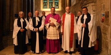 von links an zweiter Position der The Right Rev. Bishop Dr. Martin Warner (Bischof von Chichester) und an
äußerster rechter Position The Very Rev. Dr. Edward Dowler (The Dean of Chichester = Dekan des Kapitels an der Kathedrale) sowie Erzbischof Herwig Gössl (Mitte) und rechts davon Domkapitular
Prof. Elmar Koziel. Quelle: Russell Sach