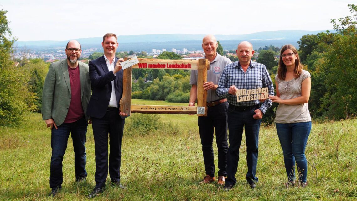 Tobias Schenk (Leiter des Klima- und Umweltamts der Stadt Bamberg), Bürgermeister Jonas Glüsenkamp, Michael Karmann (1. Vorsitzender LPV Bamberg), Pflegelandwirt und LPV-Vorstand Heinrich-Georg Schmitt und LPV-Geschäftsführerin Julia Eberl
auf den Wiesen an der Altenburg. Quelle: Karl Grommel
