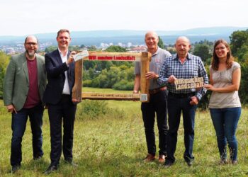 Tobias Schenk (Leiter des Klima- und Umweltamts der Stadt Bamberg), Bürgermeister Jonas Glüsenkamp, Michael Karmann (1. Vorsitzender LPV Bamberg), Pflegelandwirt und LPV-Vorstand Heinrich-Georg Schmitt und LPV-Geschäftsführerin Julia Eberl
auf den Wiesen an der Altenburg. Quelle: Karl Grommel