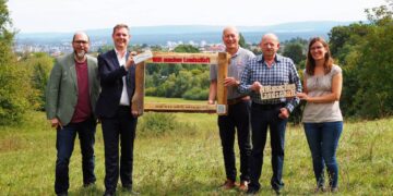 Tobias Schenk (Leiter des Klima- und Umweltamts der Stadt Bamberg), Bürgermeister Jonas Glüsenkamp, Michael Karmann (1. Vorsitzender LPV Bamberg), Pflegelandwirt und LPV-Vorstand Heinrich-Georg Schmitt und LPV-Geschäftsführerin Julia Eberl
auf den Wiesen an der Altenburg. Quelle: Karl Grommel