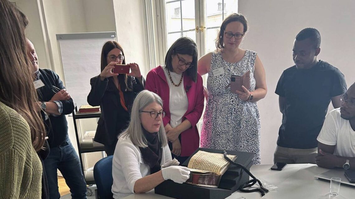 Eine der Geburtsstunden von StoryPharm: Bettina Wagner, Leiterin der Staatsbibliothek Bamberg und Honorarprofessorin an der Universität Bamberg, im Austausch mit Promovierenden des EU-Projekts NetMAR, in dessen Rahmen bereits die Idee für StoryPharm aufkam. Quelle: Ingrid Bennewitz