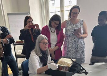 Eine der Geburtsstunden von StoryPharm: Bettina Wagner, Leiterin der Staatsbibliothek Bamberg und Honorarprofessorin an der Universität Bamberg, im Austausch mit Promovierenden des EU-Projekts NetMAR, in dessen Rahmen bereits die Idee für StoryPharm aufkam. Quelle: Ingrid Bennewitz