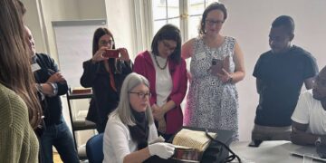 Eine der Geburtsstunden von StoryPharm: Bettina Wagner, Leiterin der Staatsbibliothek Bamberg und Honorarprofessorin an der Universität Bamberg, im Austausch mit Promovierenden des EU-Projekts NetMAR, in dessen Rahmen bereits die Idee für StoryPharm aufkam. Quelle: Ingrid Bennewitz