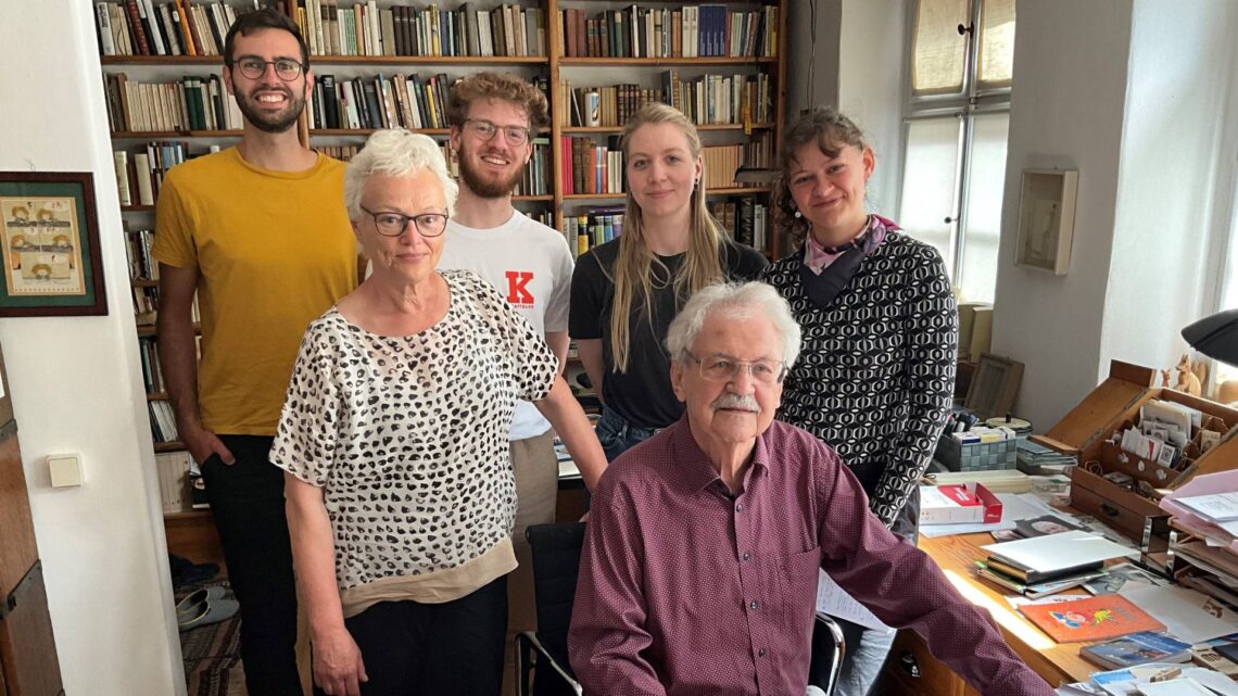 Studierende der Uni Bamberg inventarisieren Paul-Maar-Vorlass 10 Für die Studierenden (hinten v.l.n.r.) Luca Stenz, Simeon Göll, Melissa Link und Jana Hickmann sowie Heidrun Alzheimer (vorne l.) ein besonderes Highlight: Paul Maar (vorne r.) steht ihnen für Fragen rund um seinen Vorlass zur Verfügung. Quelle: Tobias Dorn, Stadt Hallstadt