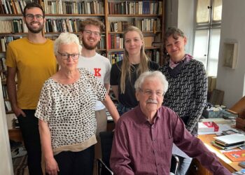 Für die Studierenden (hinten v.l.n.r.) Luca Stenz, Simeon Göll, Melissa Link und Jana Hickmann sowie Heidrun Alzheimer (vorne l.) ein besonderes Highlight: Paul Maar (vorne r.) steht ihnen für Fragen rund um seinen Vorlass zur Verfügung. Quelle: Tobias Dorn, Stadt Hallstadt