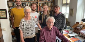 Für die Studierenden (hinten v.l.n.r.) Luca Stenz, Simeon Göll, Melissa Link und Jana Hickmann sowie Heidrun Alzheimer (vorne l.) ein besonderes Highlight: Paul Maar (vorne r.) steht ihnen für Fragen rund um seinen Vorlass zur Verfügung. Quelle: Tobias Dorn, Stadt Hallstadt