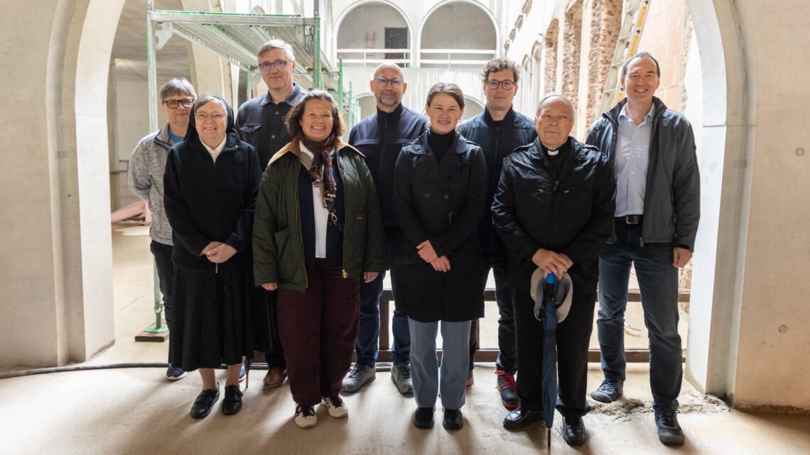 Richtfest Maria-Ward-Schulen Bamberg, 22. September 2025; Von links: Sr. Maria Christina und Sr. Claudia von der Gemeinschaft "Congregatio Jesu", Alexander Pfister, Leiter der Hauptabteilung Schule und Religionsunterricht im Erzbistum Bamberg, Barbara Hauck, Schulleiterin Maria-Ward-Realschule Bamberg, Gino Dal Fabbro, Architekt für diözesaneigene Schulen im Erzbistum Bamberg, Petra Postler, Leiterin der Hauptabteilung Bau- und Liegenschaften im Erzbistum Bamberg, Manuel Korndörfer, H2M Architekten, Generalvikar Georg Kestel, Stephan Reheuser, Schulleiter Maria-Ward-Gymnasium Bamberg. Quelle: Pressestelle Erzbistum Bamberg/Dominik Schreiner