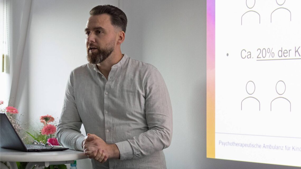 Neue psychotherapeutische Hochschulambulanz in Bamberg 10 Bei der Eröffnung am 14. Oktober 2025 stellte Cedric Sachser die Ambulanz und ihre drei Kernaufgaben – Forschung, Lehre und Therapie – vor. Quelle: Emma Seeger/Universität Bamberg