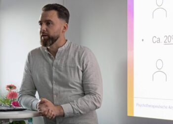 Neue psychotherapeutische Hochschulambulanz in Bamberg 13 Bei der Eröffnung am 14. Oktober 2025 stellte Cedric Sachser die Ambulanz und ihre drei Kernaufgaben – Forschung, Lehre und Therapie – vor. Quelle: Emma Seeger/Universität Bamberg