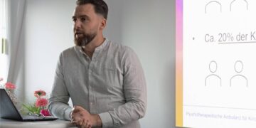 Bei der Eröffnung am 14. Oktober 2025 stellte Cedric Sachser die Ambulanz und ihre drei Kernaufgaben – Forschung, Lehre und Therapie – vor. Quelle: Emma Seeger/Universität Bamberg