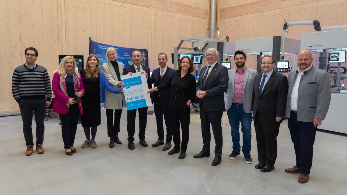 KMU-KI-Erfahrungszentrum Bamberg geht in die Verlängerung 10 Wirtschaftsminister Hubert Aiwanger übergibt den Förderbescheid für das KMU-KI-Erfahrungszentrum an Vertreterinnen und Vertreter der Universität Bamberg, darunter Präsident Kai Fischbach und Professorin Ute Schmid. Bei dem Termin waren zudem Vertreterinnen und Vertreter aus Landes- und Kommunalpolitik anwesend.  Quelle: StMWi/Bastian Brummer