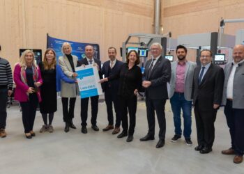 KMU-KI-Erfahrungszentrum Bamberg geht in die Verlängerung 13 Wirtschaftsminister Hubert Aiwanger übergibt den Förderbescheid für das KMU-KI-Erfahrungszentrum an Vertreterinnen und Vertreter der Universität Bamberg, darunter Präsident Kai Fischbach und Professorin Ute Schmid. Bei dem Termin waren zudem Vertreterinnen und Vertreter aus Landes- und Kommunalpolitik anwesend. Quelle: StMWi/Bastian Brummer