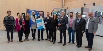 KMU-KI-Erfahrungszentrum Bamberg geht in die Verlängerung 12 Wirtschaftsminister Hubert Aiwanger übergibt den Förderbescheid für das KMU-KI-Erfahrungszentrum an Vertreterinnen und Vertreter der Universität Bamberg, darunter Präsident Kai Fischbach und Professorin Ute Schmid. Bei dem Termin waren zudem Vertreterinnen und Vertreter aus Landes- und Kommunalpolitik anwesend.  Quelle: StMWi/Bastian Brummer