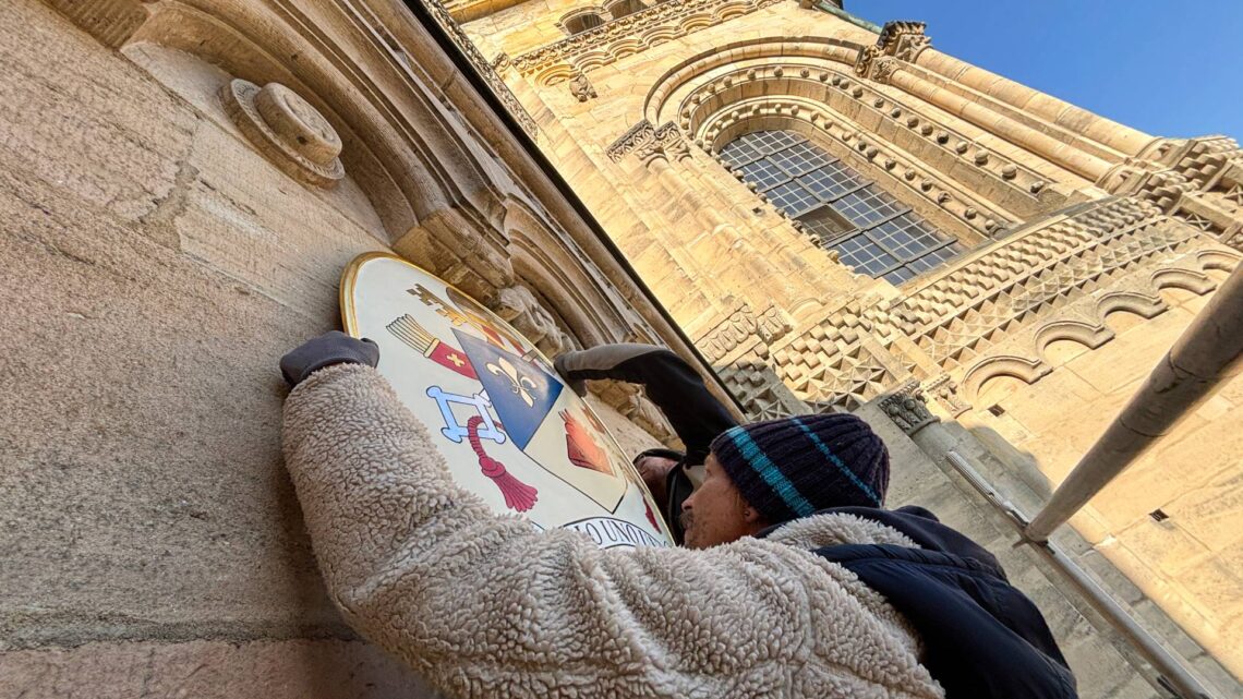 Neues Papstwappen ziert den Bamberger Dom 10 Ein Team der Bamberger Dombauhütte bringt das Papstwappen von Papst Leo XIV. am Adamsportal des Bamberger Doms an. (2.10.2025). Quelle: Pressestelle Erzbistum Bamberg/Patricia Achter