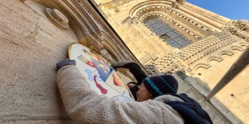 Ein Team der Bamberger Dombauhütte bringt das Papstwappen von Papst Leo XIV. am Adamsportal des Bamberger Doms an. (2.10.2025). Quelle: Pressestelle Erzbistum Bamberg/Patricia Achter
