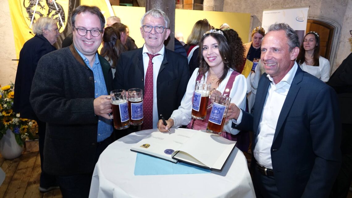 (v. l.) Regierungspräsident Florian Luderschmid, Landrat Johann Kalb, die Bayerische Bierkönigin Anna Winkler und Bayerns Umwelt- und Verbraucherschutzminister Thorsten Glauber stoßen beim Anstich des 12. Landkreisbieres '36 Kreisla' im Bauernmuseum Frensdorf gemeinsam an. Quelle: Landratsamt Bamberg/Förtsch