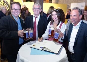 (v. l.) Regierungspräsident Florian Luderschmid, Landrat Johann Kalb, die Bayerische Bierkönigin Anna Winkler und Bayerns Umwelt- und Verbraucherschutzminister Thorsten Glauber stoßen beim Anstich des 12. Landkreisbieres '36 Kreisla' im Bauernmuseum Frensdorf gemeinsam an. Quelle: Landratsamt Bamberg/Förtsch