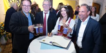 (v. l.) Regierungspräsident Florian Luderschmid, Landrat Johann Kalb, die Bayerische Bierkönigin Anna Winkler und Bayerns Umwelt- und Verbraucherschutzminister Thorsten Glauber stoßen beim Anstich des 12. Landkreisbieres '36 Kreisla' im Bauernmuseum Frensdorf gemeinsam an. Quelle: Landratsamt Bamberg/Förtsch