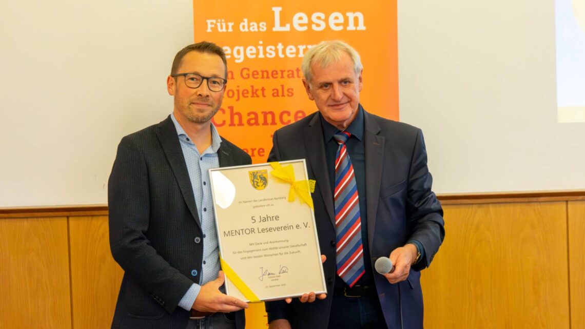 Stellv. Landrat Bruno Kellner überreicht Dr. Christian Lorenz, Leiter des Bildungsbüros und Vorstandsmitglied des MENTOR-Vereins, die Urkunde zum 5-jährigen Jubiläum. Quelle: Landratsamt Bamberg/Stöhr