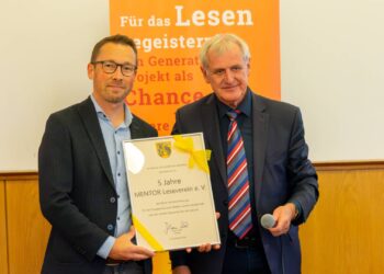 Stellv. Landrat Bruno Kellner überreicht Dr. Christian Lorenz, Leiter des Bildungsbüros und Vorstandsmitglied des MENTOR-Vereins, die Urkunde zum 5-jährigen Jubiläum. Quelle: Landratsamt Bamberg/Stöhr
