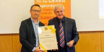 Stellv. Landrat Bruno Kellner überreicht Dr. Christian Lorenz, Leiter des Bildungsbüros und Vorstandsmitglied des MENTOR-Vereins, die Urkunde zum 5-jährigen Jubiläum. Quelle: Landratsamt Bamberg/Stöhr