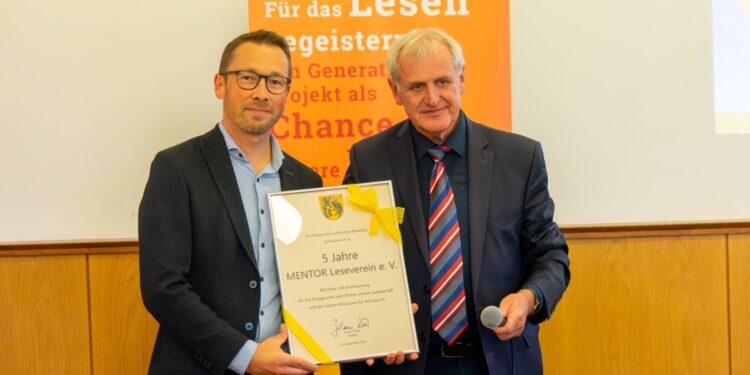 Stellv. Landrat Bruno Kellner überreicht Dr. Christian Lorenz, Leiter des Bildungsbüros und Vorstandsmitglied des MENTOR-Vereins, die Urkunde zum 5-jährigen Jubiläum. Quelle: Landratsamt Bamberg/Stöhr