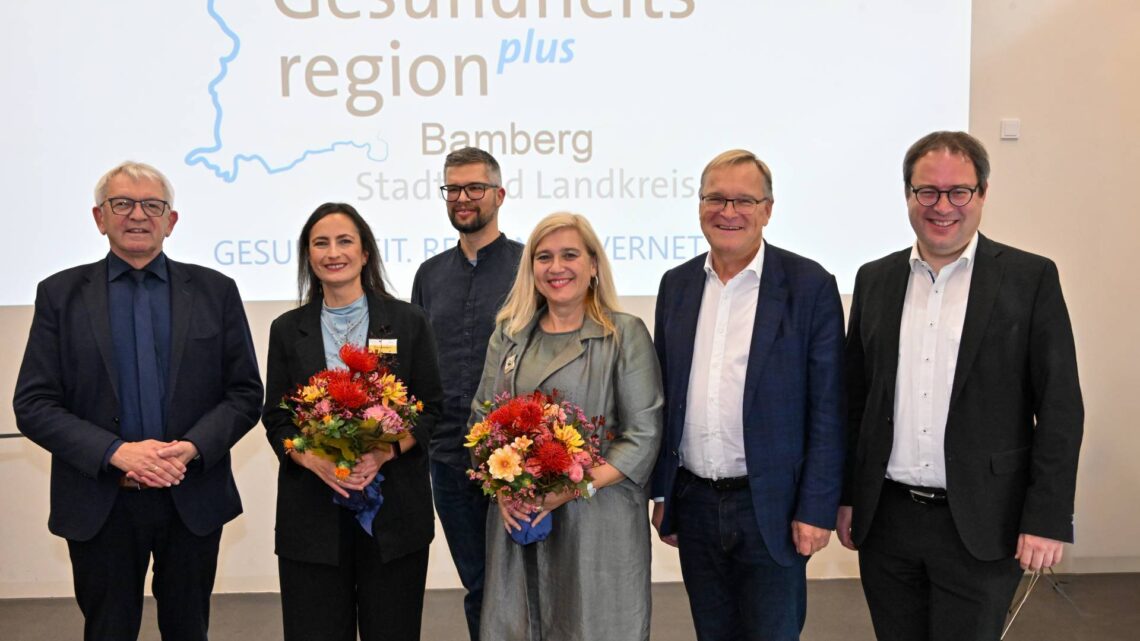Seit 10 Jahre ist die GesundheitsregionPlus  ein wichtiges Netzwerk im Gesundheitswesen in der Region. Darüber freuten sich beim Festakt (von links): Vorsitzender Landrat Johann Kalb, Geschäftsstellenleiterin Stefanie Gottschlich, der ehemalige Geschäftsstellenleiter Dr. Martin Diruf, Staatsministerin a.D. Melanie Huml, stellvertretender Vorsitzender Oberbürgermeister Andreas Starke und Regierungspräsident Florian Luderschmid. Quelle: Ronald Rinklef
